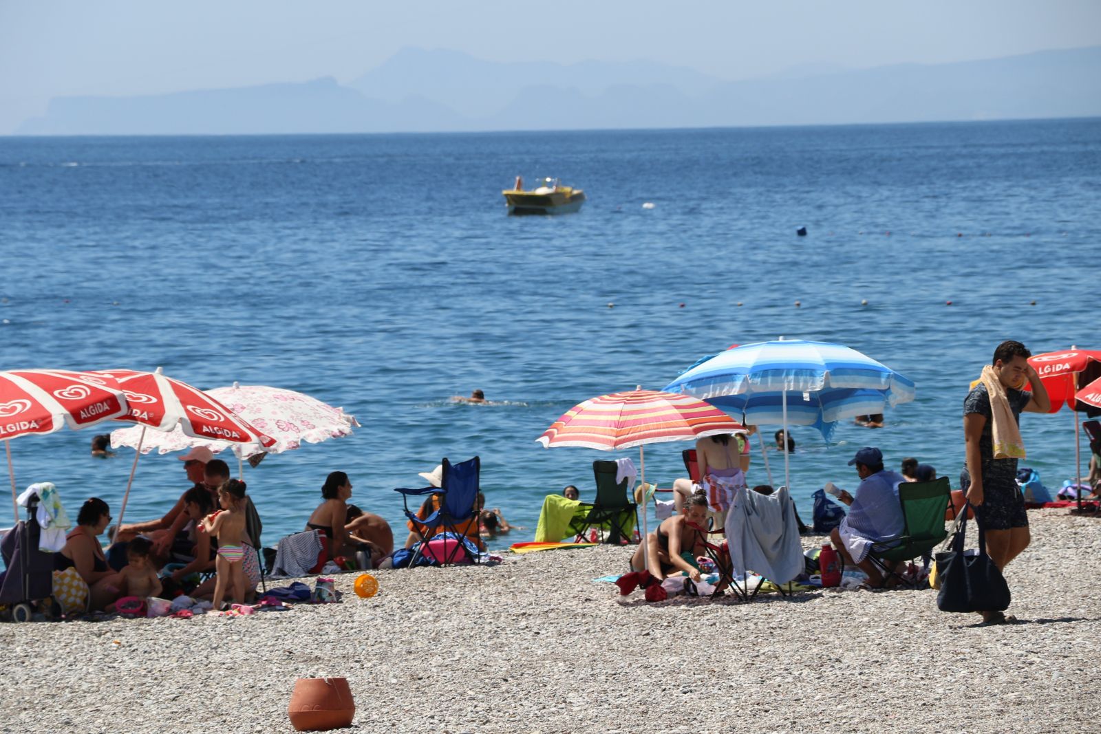 Antalya’da çöl sıcakları tatilcileri durdurmadı